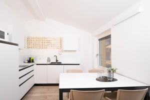 Kuchyňa alebo kuchynka v ubytovaní CityU - Grazioli 27 Trento Centro con parcheggio privato gratuito