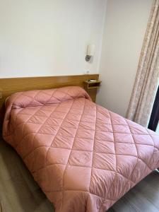 Ένα ή περισσότερα κρεβάτια σε δωμάτιο στο Hostal cazalegas