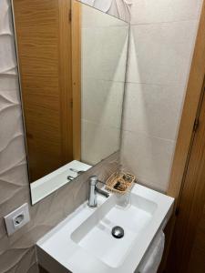 een badkamer met een wastafel en een spiegel bij Hostal cazalegas in Cazalegas