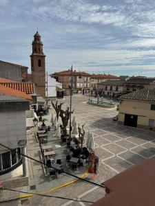 een stadsplein met een plein met een klokkentoren bij Hostal cazalegas in Cazalegas