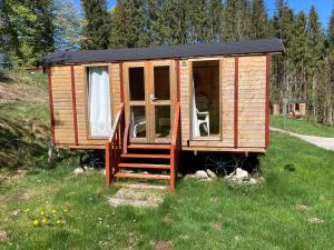 Camping-Chalets La Favière外面的花园