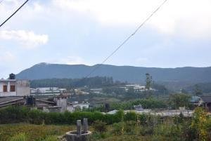 Vista general de una montaña o vista desde la casa de huéspedes