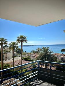 balcón con vistas al océano y a las palmeras en [Vue Mer] Beau 2pièces, proche plage, centre-ville, en Cannes