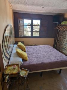 a bedroom with a bed and a couch in it at Las Casas de Isu in Villaviciosa