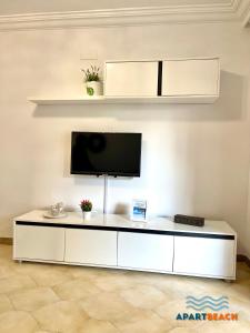 A television and/or entertainment centre at APARTBEACH DMS I 217 Vistas Playa y Climatizado