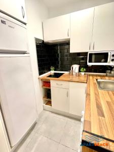 A kitchen or kitchenette at APARTBEACH DMS I 217 Vistas Playa y Climatizado