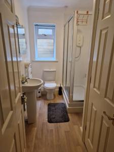 Ένα μπάνιο στο Duplex flat in Cirencester free parking and WiFi