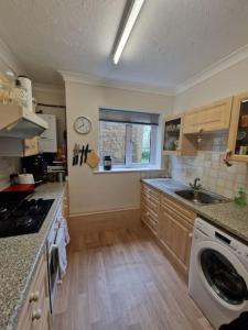Η κουζίνα ή μικρή κουζίνα στο Duplex flat in Cirencester free parking and WiFi