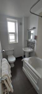 uma casa de banho com um WC, um lavatório e uma banheira em Best Western Hotel Hatfield em Lowestoft