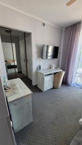 um quarto de hotel com um quarto com em Villa Rafa em Mielno