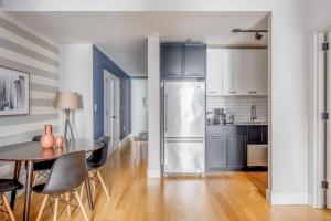 Cuisine ou kitchenette dans l'établissement FiDi 1BR w luxury Gym Doorman Rooftop NYC-13