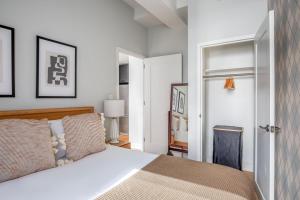 En eller flere senge i et værelse på FiDi 1BR w luxury Gym Doorman Rooftop NYC-13