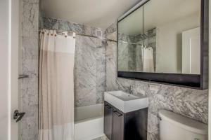 Et badeværelse på FiDi 1BR w luxury Gym Doorman Rooftop NYC-13 + 35 billeder