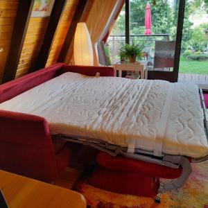 En eller flere senge i et værelse på Eifeler Finnhaus mit Sauna Haus