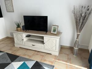 Μια τηλεόραση ή/και κέντρο ψυχαγωγίας στο Maison Rouget De L’Isle