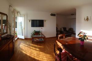 TV a/nebo společenská místnost v ubytování PortAventura y Ferrari Land, Apart con piscina