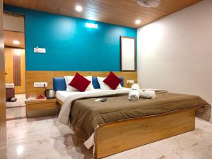 sypialnia z dużym łóżkiem z niebieską ścianą w obiekcie Woodland farm vila w mieście Mahabaleshwar