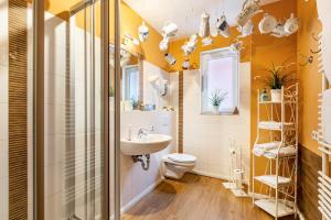 ein Bad mit einem WC, einem Waschbecken und einer Dusche in der Unterkunft Ferienwohnung Kaffeetraum in Flensburg