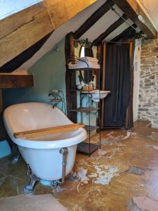 a bathroom with a bath tub and a sink at Las Casas de Isu in Villaviciosa