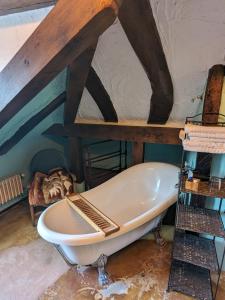 La salle de bains mansardée est pourvue d'une baignoire. dans l'établissement Las Casas de Isu, à Villaviciosa