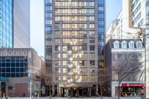 Sutton Place 1BR w Elevator nr Central Park NYC-520 في نيويورك: مبنى طويل في وسط المدينة