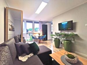 a living room with a couch and a tv at Chillout w Dolinie Bobru in Wleń