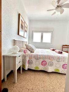1 dormitorio con cama y ventana en Piso en el Puig: Frente al Mar, en El Puig