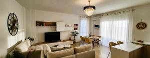 uma sala de estar com um sofá e uma sala de jantar em La Dolce Vita em Durrës