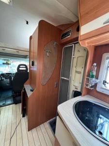 Una autocaravana con cocina y fregadero. en Camper Rent motorhome Albania, en Tirana