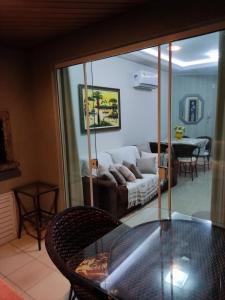 sala de estar con mesa y sofá en Residencial Maristela, en Bombinhas