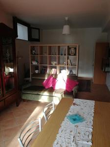 ein Wohnzimmer mit einem Tisch, Stühlen und einem Sofa in der Unterkunft Le Carcare in Santo Stefano del Sole