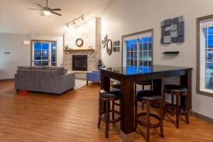 a living room with a bar and a couch at Paynesville Inn & Suites in Paynesville