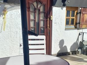 un escalier menant à une porte d'une maison dans l'établissement Walla 6, à Lippoldsberg