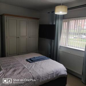 - une chambre avec un lit et une grande fenêtre dans l'établissement Nice 2 Bedroom house near City hospital, à Nottingham