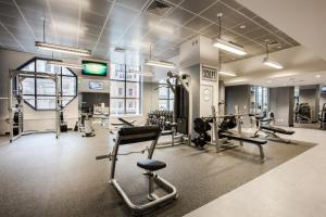 un gimnasio con varias cintas de correr y máquinas cardiovasculares en Midtown 1BR w DM Elevator Gym nr Times Sq NYC-798 en Nueva York