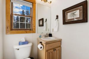 Et badeværelse på Antlers Pointe 09 by Estes Park Condos