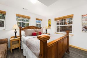 En eller flere senge i et værelse på Antlers Pointe 09 by Estes Park Condos + 50 billeder