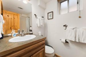 Et badeværelse på Antlers Pointe 09 by Estes Park Condos