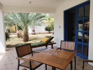 un patio con divano, tavolo e sedie. di Villa Cocuyo Studios a El Cardón