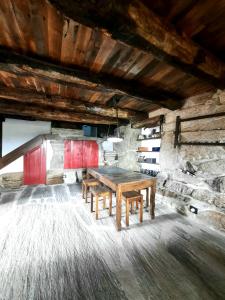 Casa do Tarrão : غرفة طعام مع طاولة وكراسي خشبية