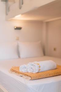 Posteľ alebo postele v izbe v ubytovaní Eressian Lodgings - Skala Eressos