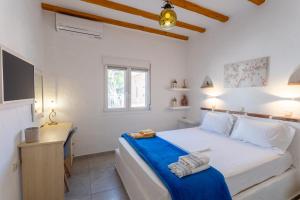 Posteľ alebo postele v izbe v ubytovaní Eressian Lodgings - Skala Eressos