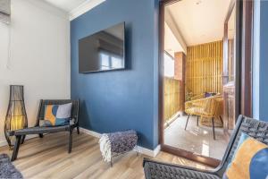 sala de estar con pared azul y espejo en The Pullman en Sheringham