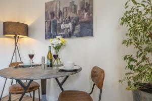 una mesa de comedor con sillas y una planta en The Pullman en Sheringham