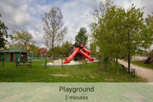 Ο χώρος παιχνιδιού για παιδιά στο Outdoor Adventure Smart Riverside Pet Friendly