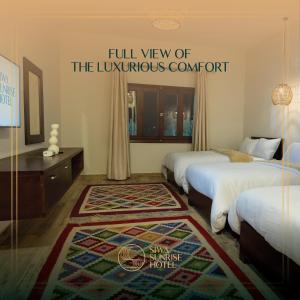 Pokój z 3 łóżkami i dywanem w obiekcie Siwa Sunrise Hotel w mieście Siwa