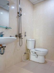La salle de bains est pourvue d'une douche, de toilettes et d'un lavabo. dans l'établissement Gold Beach Nha Trang Apartment, à Nha Trang