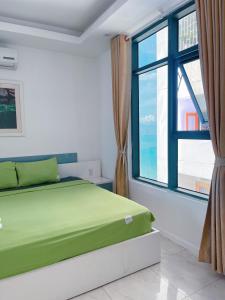 - une chambre avec un lit et une fenêtre dans l'établissement Gold Beach Nha Trang Apartment, à Nha Trang