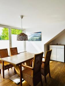 ein Esszimmer mit einem Holztisch und Stühlen in der Unterkunft Etagen-Wohnung nahe Flughafen Hamburg in Norderstedt