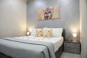 um quarto com uma cama com um quadro na parede em Casa vacanze La Dolce Casa em Catânia